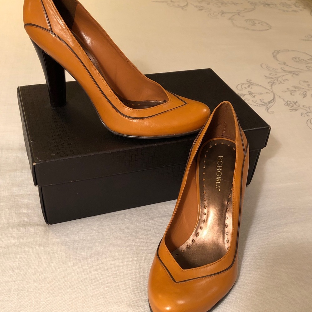 BCBG Round Toe, Tan with Brown accent Ladies Pumps